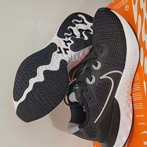 Nike Renew Run Women's Shoes CK6360-008 Black/Metallic Silver size 5